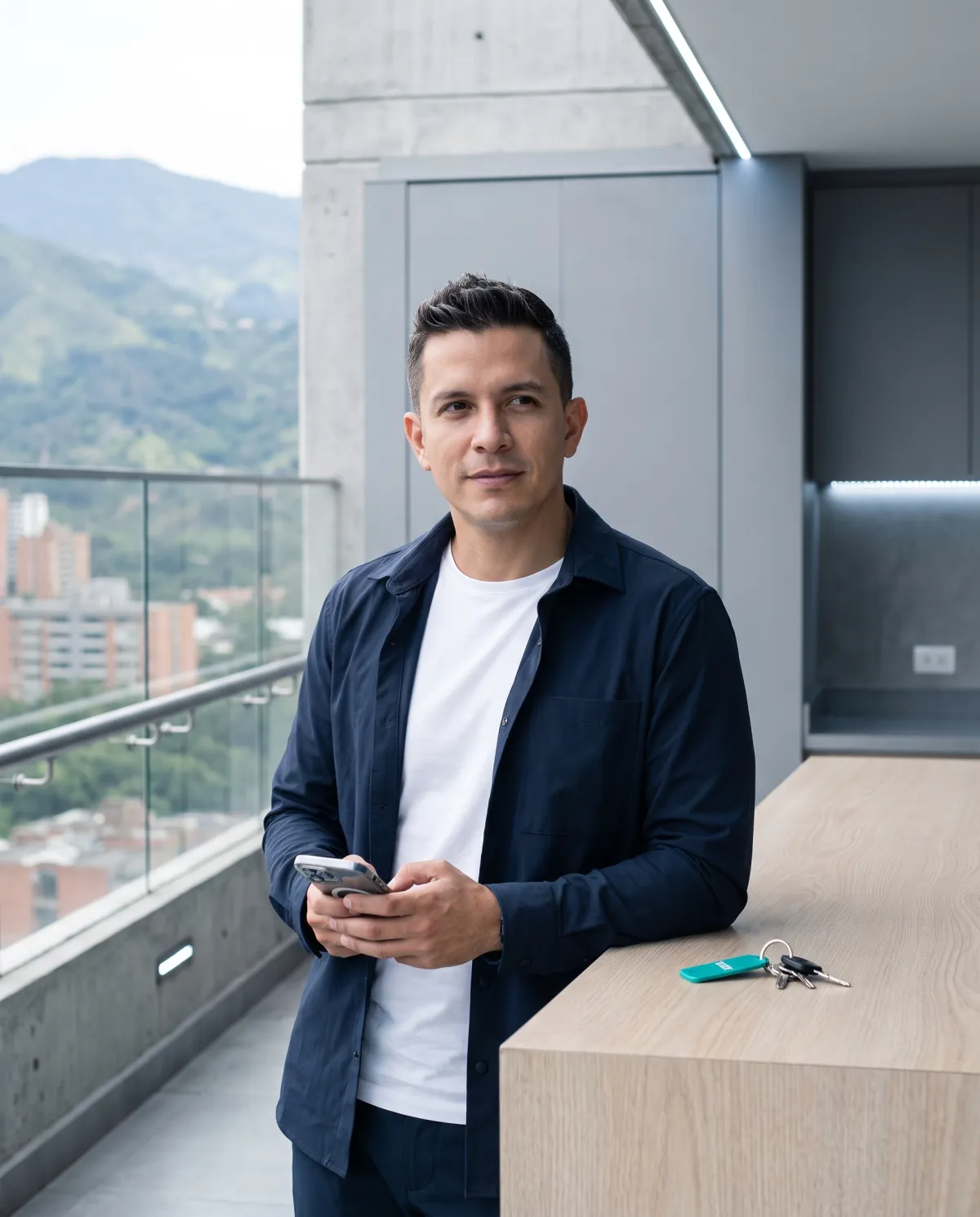 Fundador de una startup en Medellín, con el celular en la mano